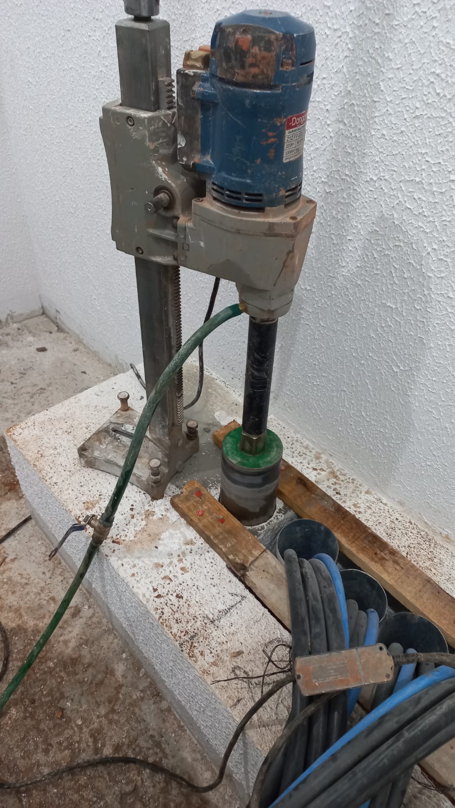 furo para passagem de cabos
